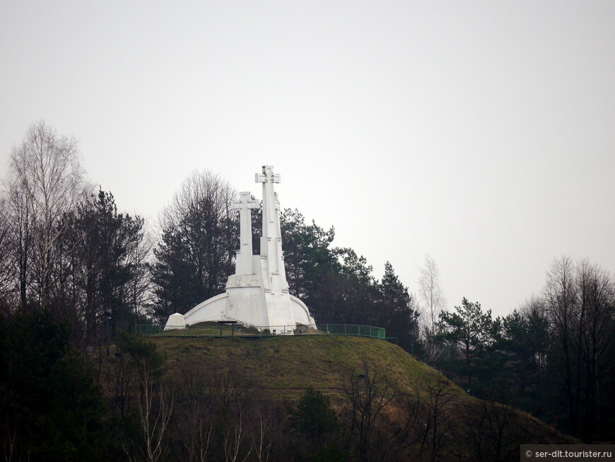 Гора трёх крестов, в память о монахах принявших смерть за христианскую веру
