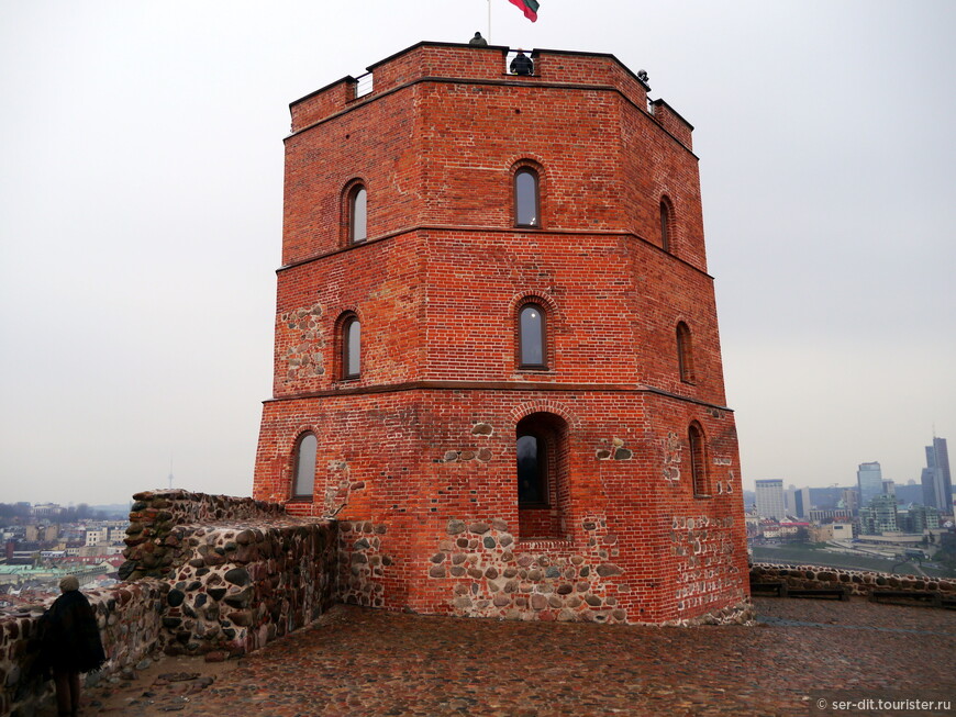 башня Гардеминаса на замковой горе. В башне располагается литовский национальный музей.