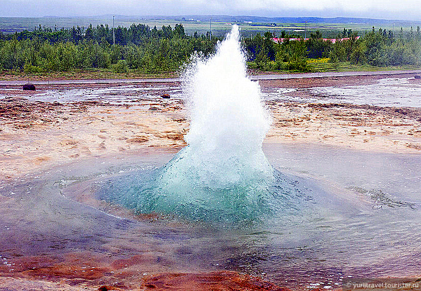 Гейзер Geysir уже сильно постарел — его столб не превышает и двух метров (из интернета)