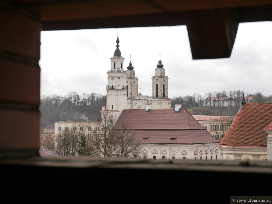 Вид на Каунас через бойницу Каунасского замка