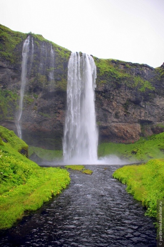 Водопад Селйяландсфосс падает с высоты 60 метров и его можно обойти сзади