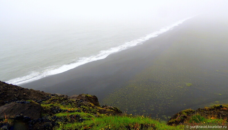 Весь песок на мысе Дирхолей — вулканический и черный-пречерный