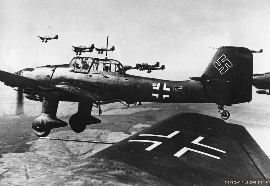 Немецкие самолёты над Вильнюсом в первый день войны. Снимок из архива