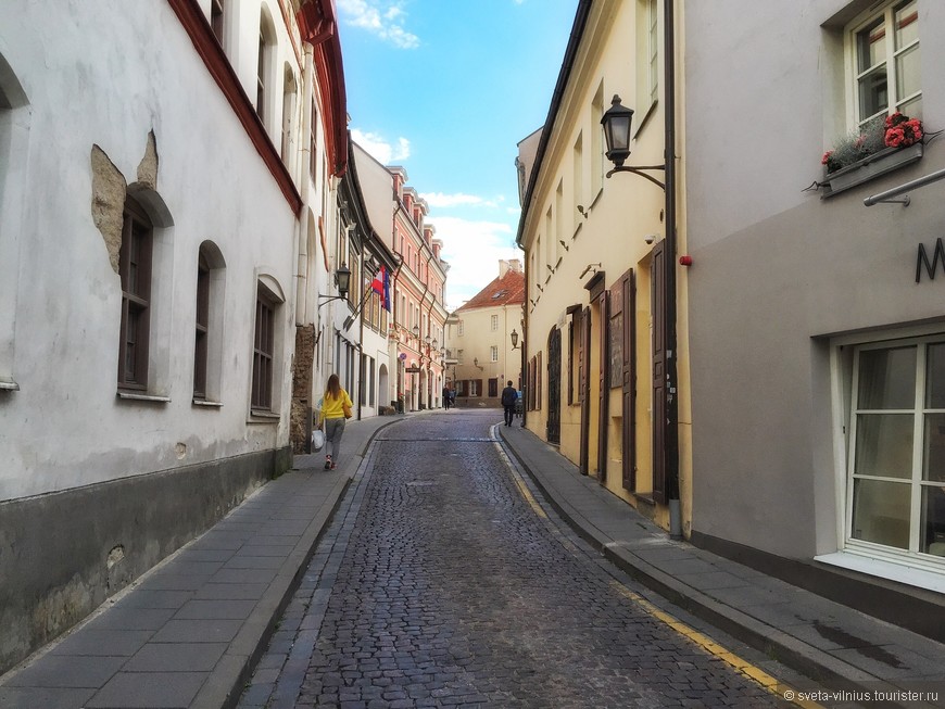 Здесь был вход в Малое гетто. Сейчас это престижная улица Вильнюса с сохранившейся аутентичной архитектурой, а раньше - это место от куда увели на смерть более 10 тысяч евреев. 