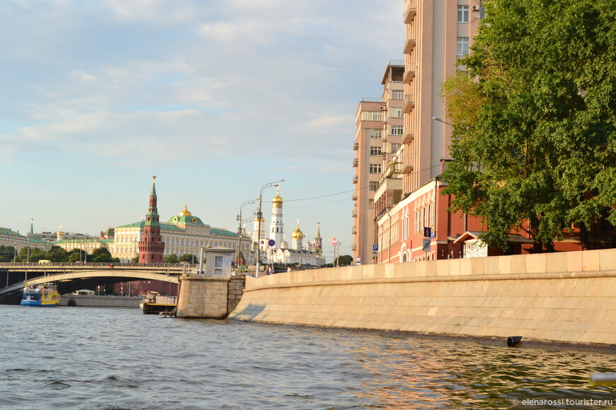 По Москва-реке на лодочке