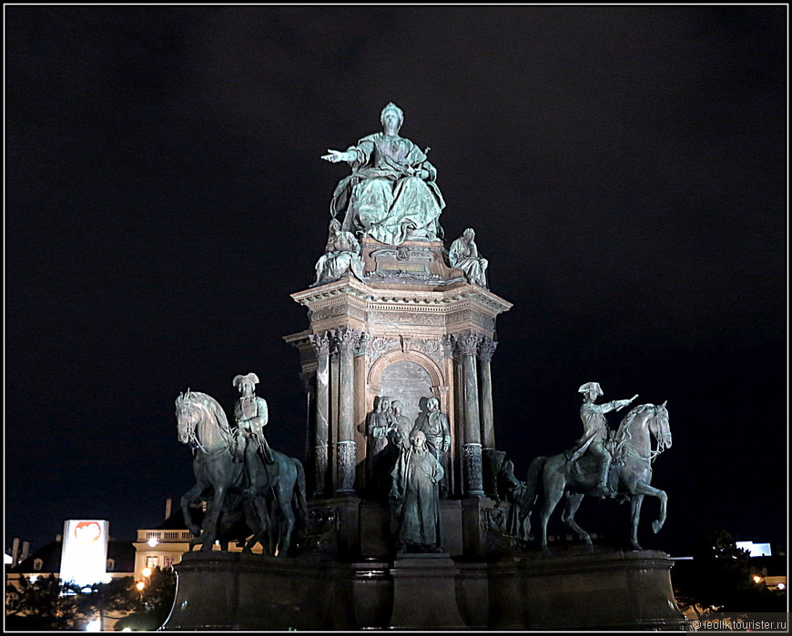 Памятник Марии-Терезии на площади, носящей её имя.