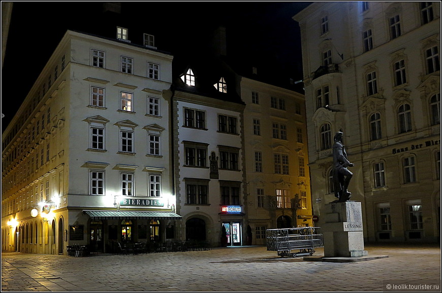Юденплац с памятником еврея - выкреста и по совместительству великого немецкого просветителя и гуманиста Лессинга.