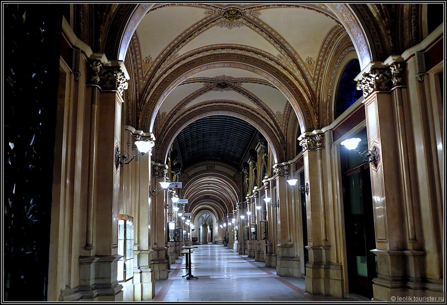 Неоренессансный, бесподобный Palais Ferstel, построенный в 1856 году архитектором Генрихом фон Ферстелем для Австро-Венгерского национального банка. Внутри торговый пассаж, но уже в неовизантийском стиле.