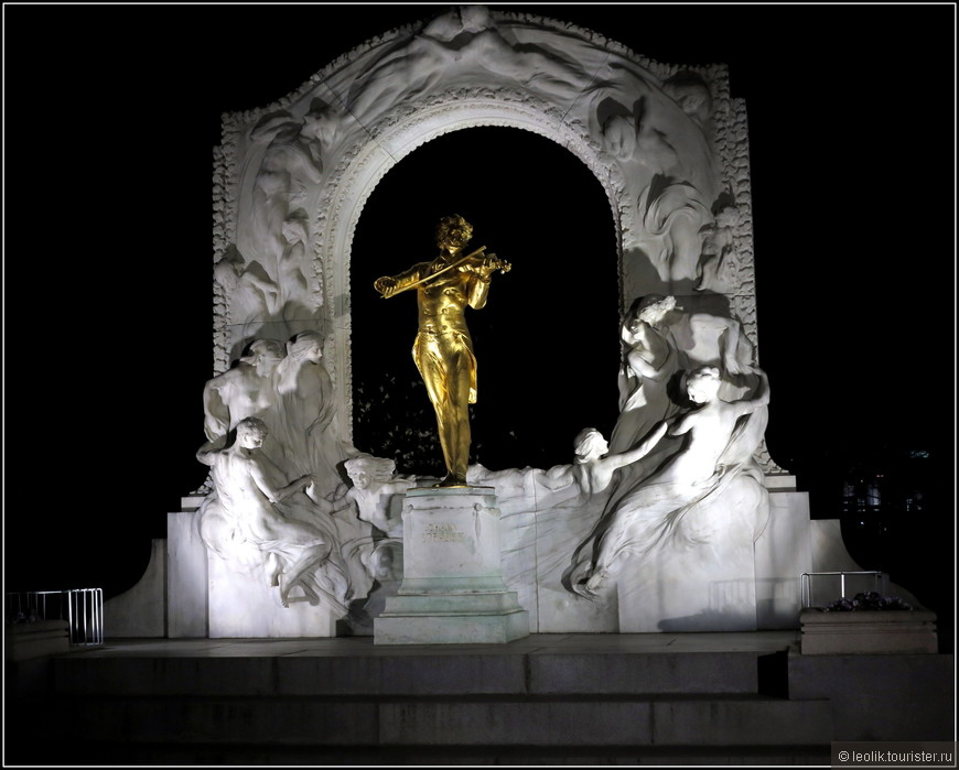 Памятник Иоганну Штраусу в Бюрггартене вечером.