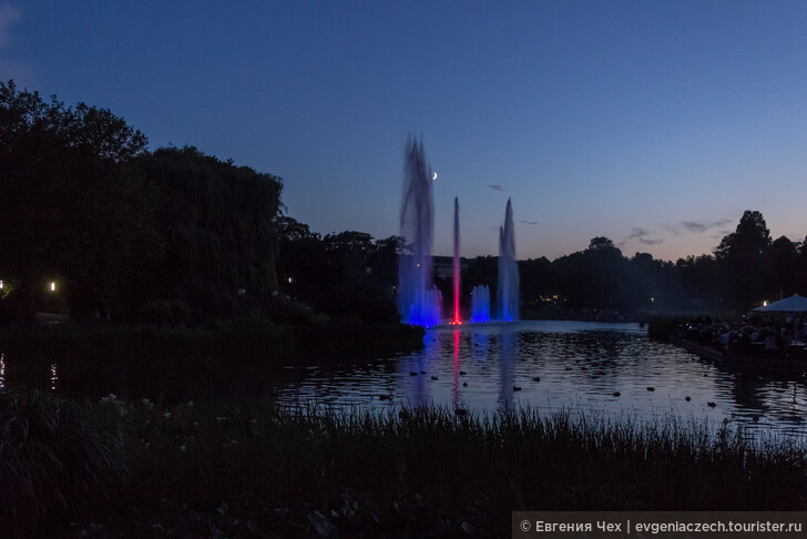 Поющие фонтаны в парке Плантен ун Блумен, Гамбург