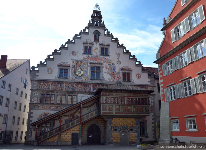  Строительство Ратуши, возведенной в готическом стиле, проводилось с 1422 по 1436 годы. В 1536 и 1576 годах, в ходе реконструкций, Ратуша перестраивалась в стиле Ренессанс, были добавлены красивые ступенчатые фронтоны. В 1617 году вершина фасада здания была украшена колоколами.
В 1496-1497 годах в готическом зале Совета Старой ратуши проводилось заседание рейхстага, которое созывал король Германии, эрцгерцог Австрии и император Священной Римской империи из рода Габсбургов Максимилиан I.