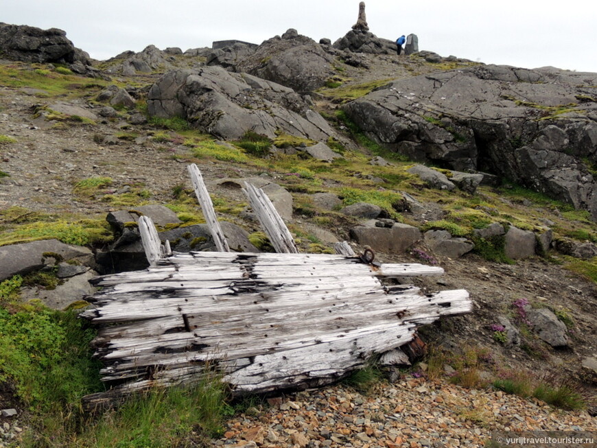 Такое дерево с разбитых штормами кораблей очень ценилось исландцами. Вот так — кому-то смерть, а кому-то на этом горе новый дом или мебель.