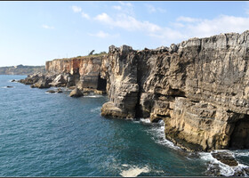 Это - знаменитая "Пасть дьявола" (Boca do inferno) Впрочем, как только не переводят! 