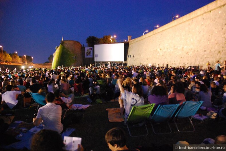 Кино под открытым небом летними ночами в Барселоне