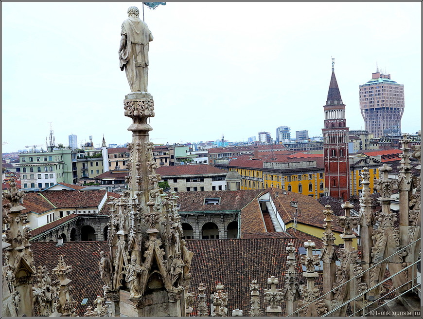 Вид на центр Милана с крыши Дуомо. На заднем плане знаменитый небоскреб Гриб. Наредкость уродливый. Сравните со шпилем церкви Сан-Готтардо-ин-Корте, расположенной на улице Via Francesco Pecorari. Церковь славится своей восьмиугольной башней, на которой были установлены первые в Милане городские часы.