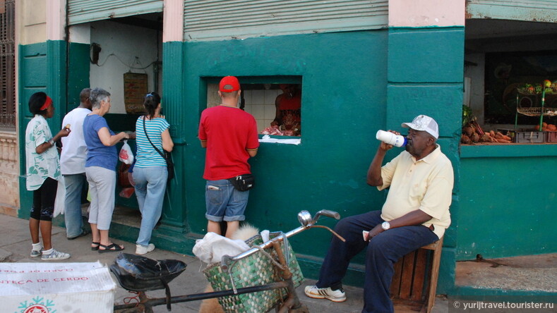 У продуктового магазина в Гаване