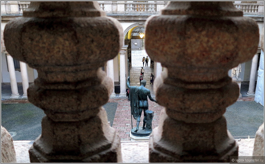 Пинакотека Бре́ра находится в одноимённом квартале, в барочном палаццо конца XVI — н. XVII вв, где также размещается миланская академия художеств. Создана в конце XVIII по указу Марии-Терезии Австрийской. Посредине очаровательнейшего дворика-клуатра статуя Апполона.

