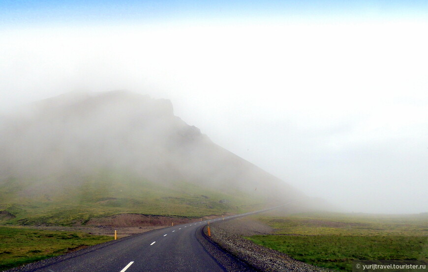 Рано утром туман стелется почти по дороге