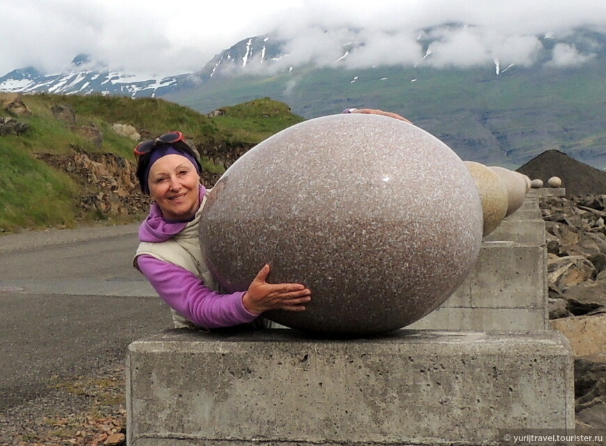 Каждое каменное яйцо по форме и цвету похоже на яйца птиц, прилетающих на лето в Исландию
