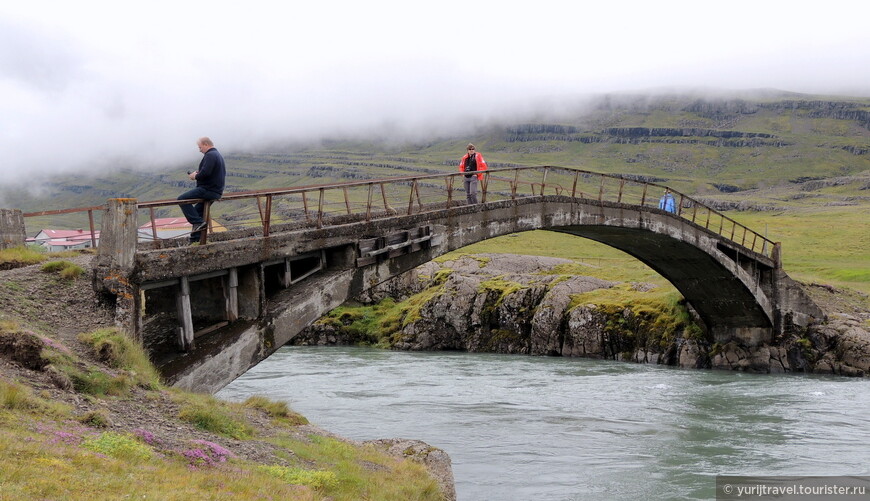 Старый исландский мостик. По нему на машине не проехать — только на бричке.