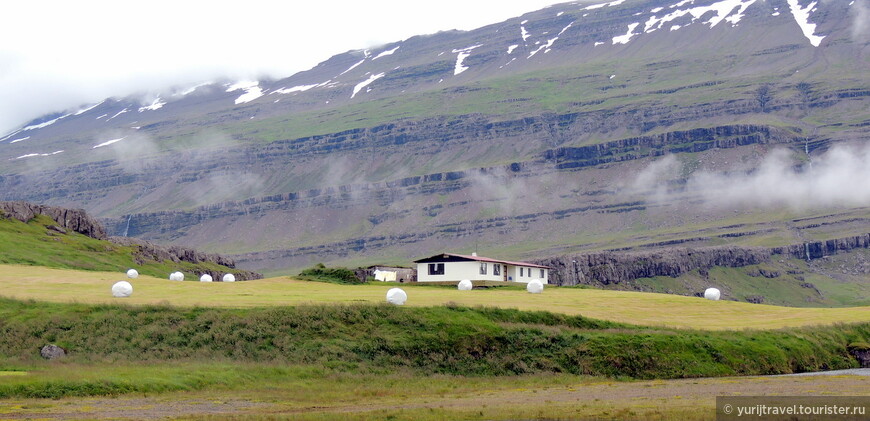 Исландский пейзаж. В июле везде идет заготовка сена