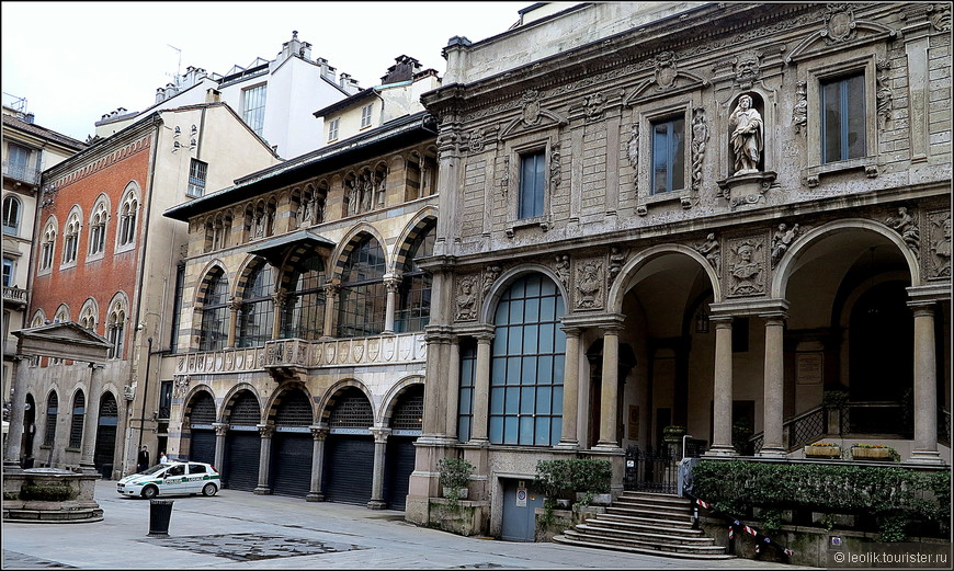 Четырехугольная площадь, на которой стоят четыре прекрасных дворца: романский Палаццо дела Раджоне, Палаццо Джуреконсульти, Скуоле Палатине и Лоджия дельи Осии. Площадь располагается между площадями Пьяцца дель Дуомо и Пьяцца Кордусио.