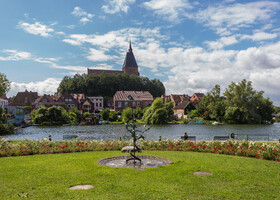  Мёльн лежит в живописной местности, среди семи озер и является курортом.