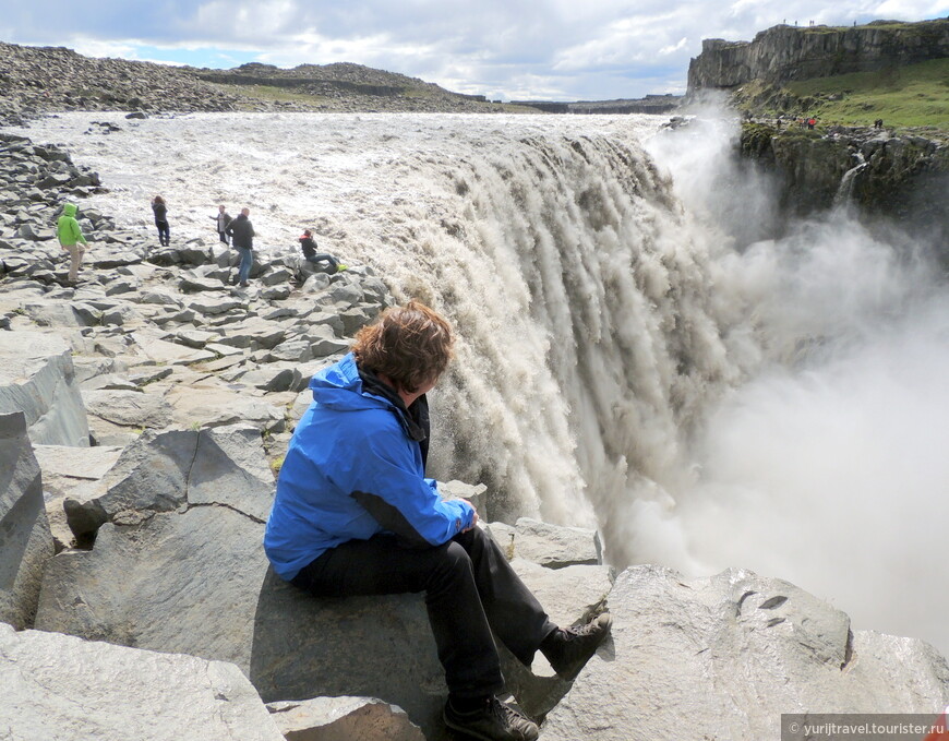 У водопада Деттифосс можно сидеть часами