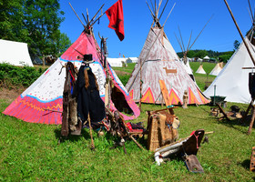 На территории много палаток с подлинными предметами одежды и утвари. Индейцы в серебряных украшениях демонстрируют сноровку в метании томагавка и стрельбе из лука.