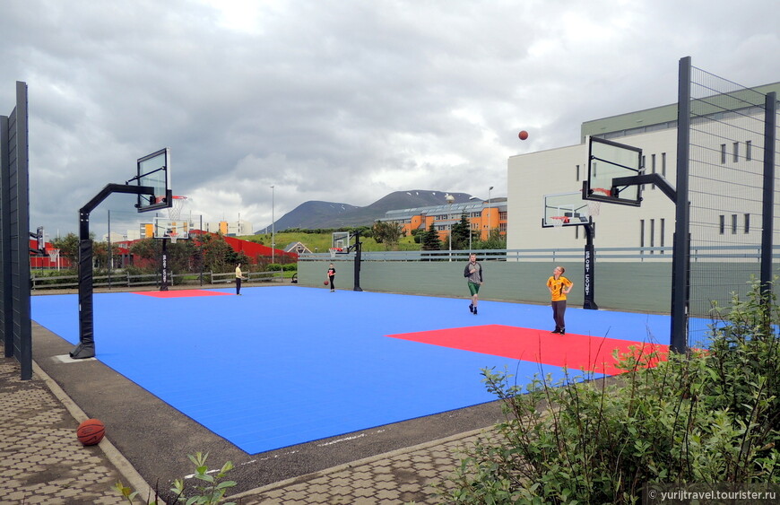 Открытая баскетбольная площадка в городке Саударкроукюр. А зимой на ней играют?
