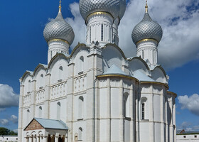 Успенский собор, пятый по счету на этом месте, был построен в 1502-12 году. Собор является прекрасным образцом архитектуры и по праву считается жемчужиной Ростовского Кремля.