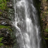 Каждый год почти миллион туристов посещают водопад.