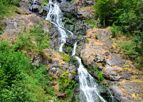 Вдоль всего водопада можно прогуляться по аккуратно проложенным деревянным дорожкам и мостикам.