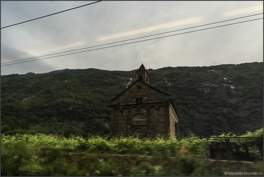 Проносящиеся на поезде туристы видят только эту с вида совсем незначительную  церковь  Джорнико