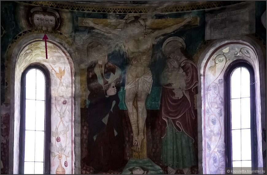 Слева над окном - лик Троицы, признанный ересью, а справа - надпись, где есть фамилия художника фресок и его доверителей. 
