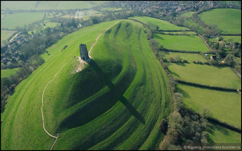 Священный холм Гластонбери Тор (Святого Михаила) в графстве Сомерсет, Англия (фото из интернета).