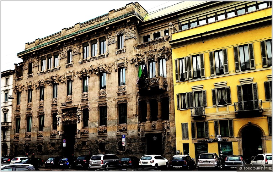 Палаццо Кастильоне, он же Жопий дом - творение архитектора Джузеппе Соммаруги 1901 года. Находится на корсо Венето, дом 49.