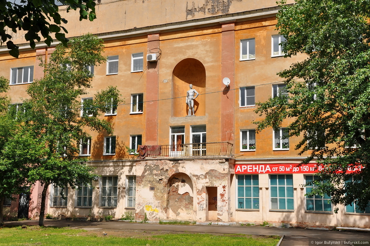 Краснокамск. Краснокамск дом 205. Краснокамск фото. Дом со скульптурами в Краснокамске. Университет Краснокамска.