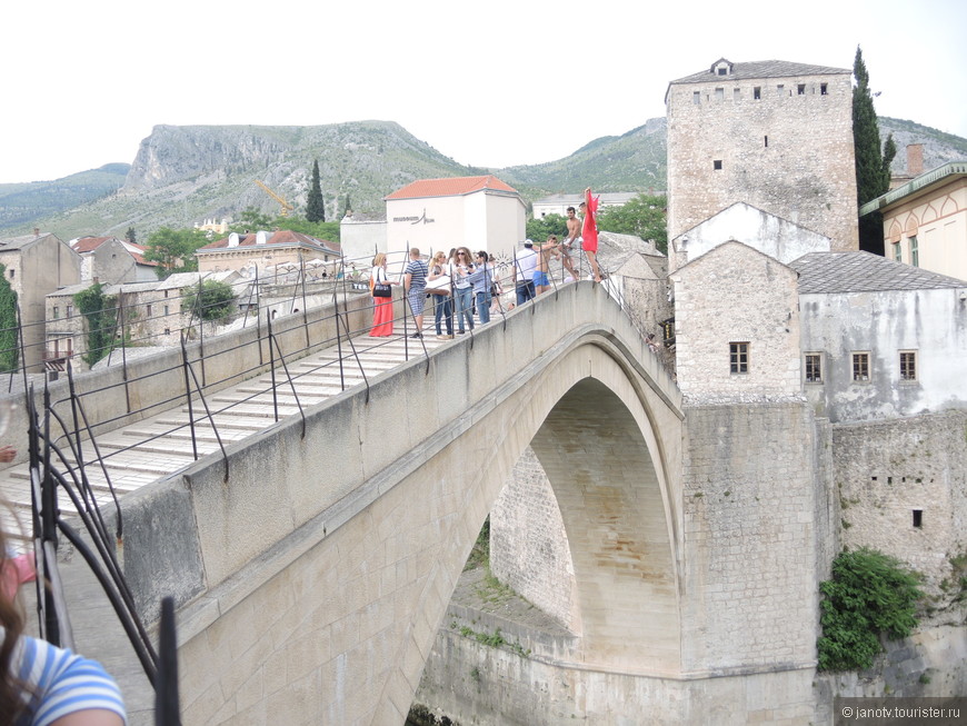 Старый мост в г. Мостаре. И мальчики, которые с него прыгают за 25 евро.