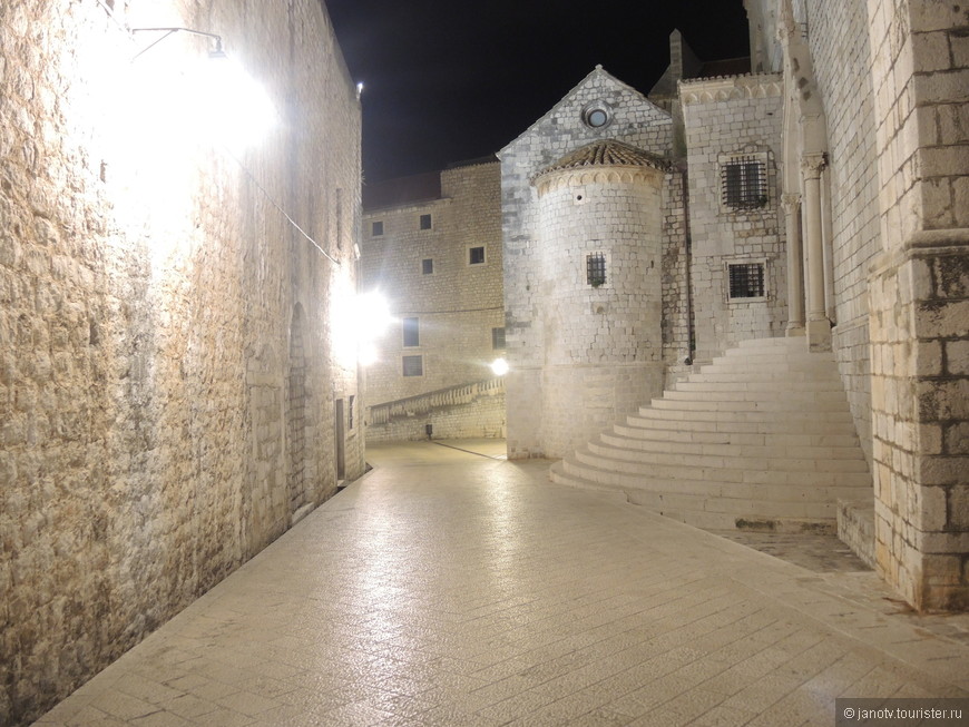 Внутри крепостной стены в Дубровнике