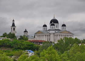 26. Собор возвышается над городом, очень красивый.