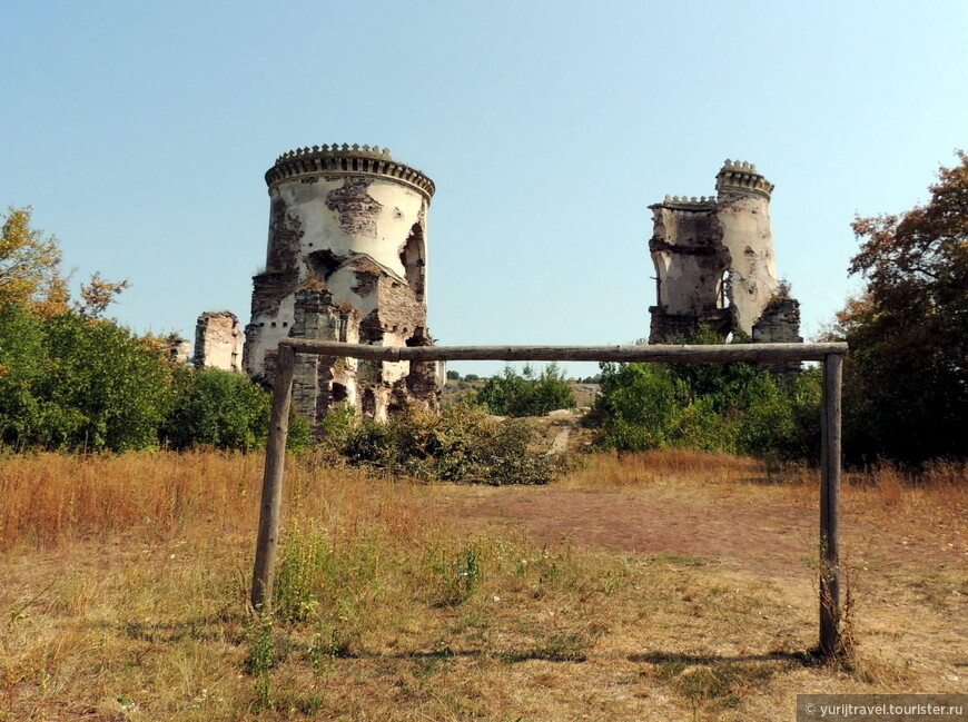 От красивого некогда замка Понинских отстались руины только этих башен