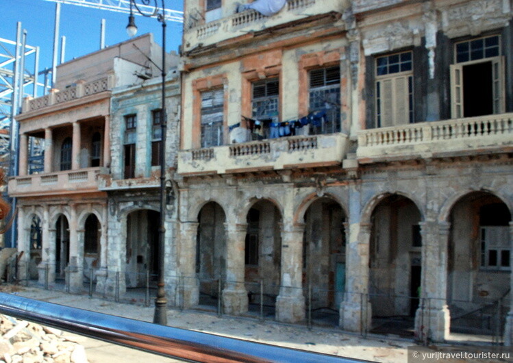 Во всех домах на центральной набережной Гаваны Малекон - коммунальные квартиры.
