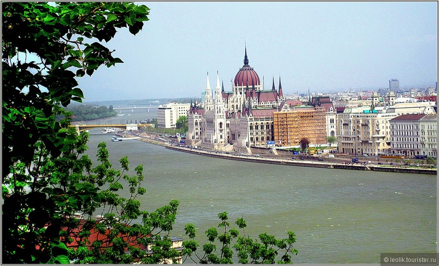 Нет, это не Будайская крепость, это Парламент. Но рядом с ним протекает Дунай. Это 100 %!