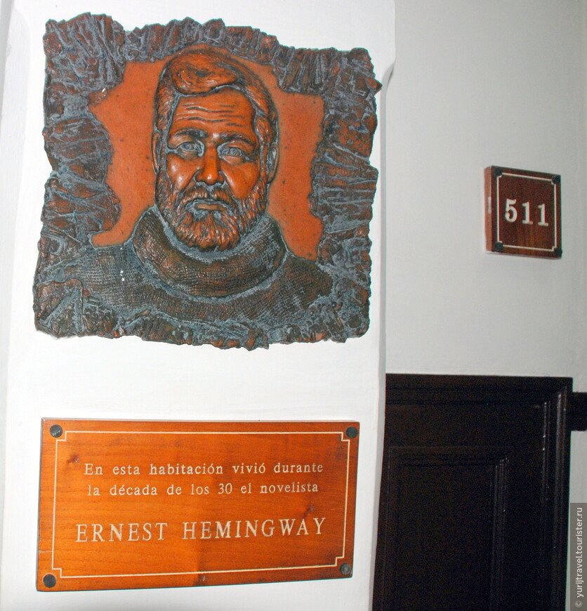 Памятный барельеф у входа в номер-музей, в котором долгое время жил Хемингуэй