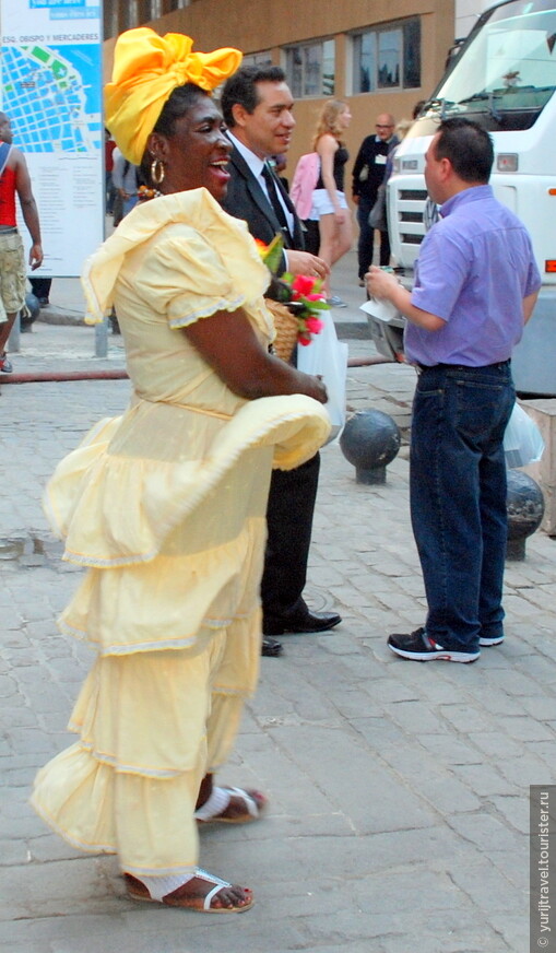 Таких разнаряженных женщин в центре Гаваны - не счесть. И все хотят заработать на фото с туристами.