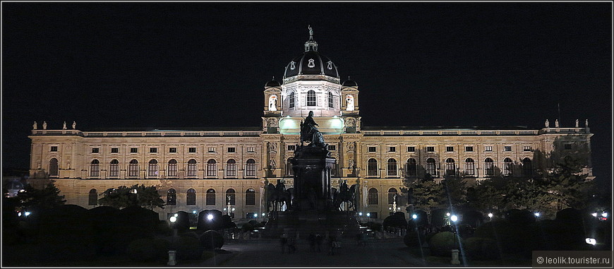 Музея естественной истории на площади Марии Терезии с памятником ей же.Построен в 1872-1881г. Готфрид Земпер занимался внешним фасадом, Карл фон Хазенауэр интерьером.

