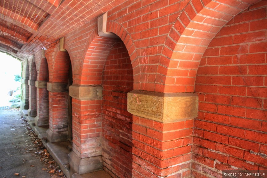 арка из красного кирпича