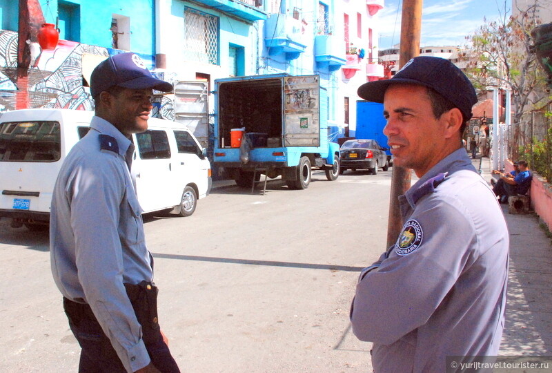 Два кубинских милиционера