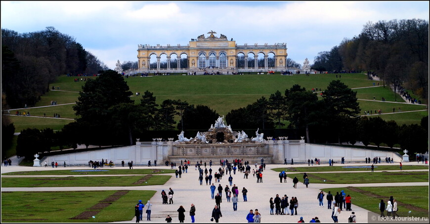 Глориетт (Gloriette) представляет собой колоннаду в стиле классицизма. Возведена она была в 1775 году в честь победы австрийцев под Колином над прусской армией короля Фридриха III.